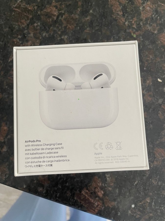 Apple AirPods Pro (1st gen) med fodral - mikrofon fungerar inte, brusar