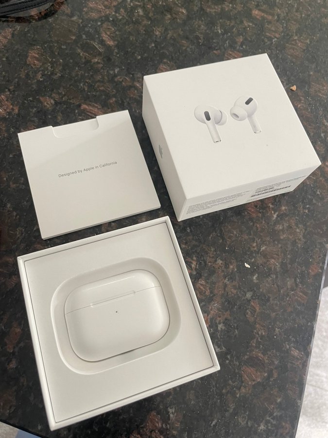 Apple AirPods Pro (1st gen) med fodral - mikrofon fungerar inte, brusar