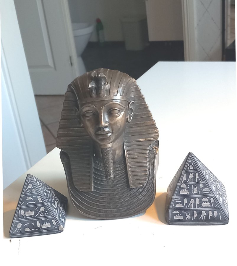 Egyptisk Farao Bust  Pyramider