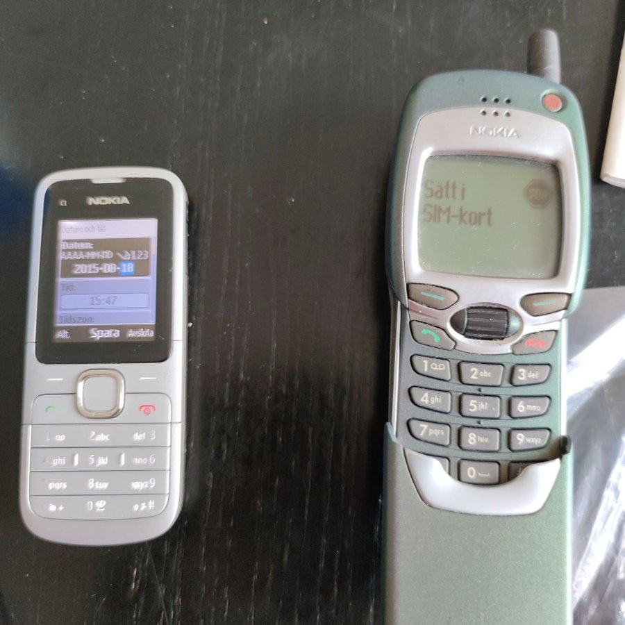 2st. Nokia C1-01  Nokia 7110 telefoner