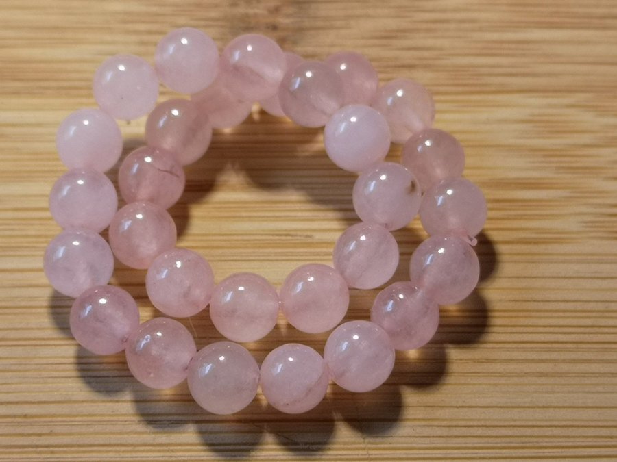 ett armband i 6 mm, rosa kvarts pärlor