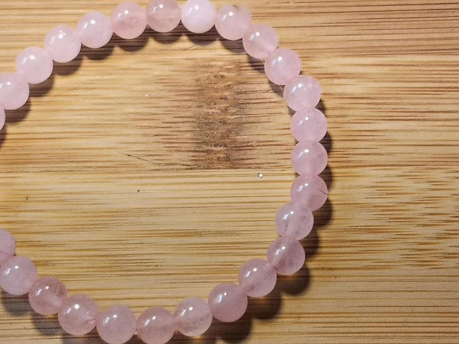 ett armband i 6 mm, rosa kvarts pärlor