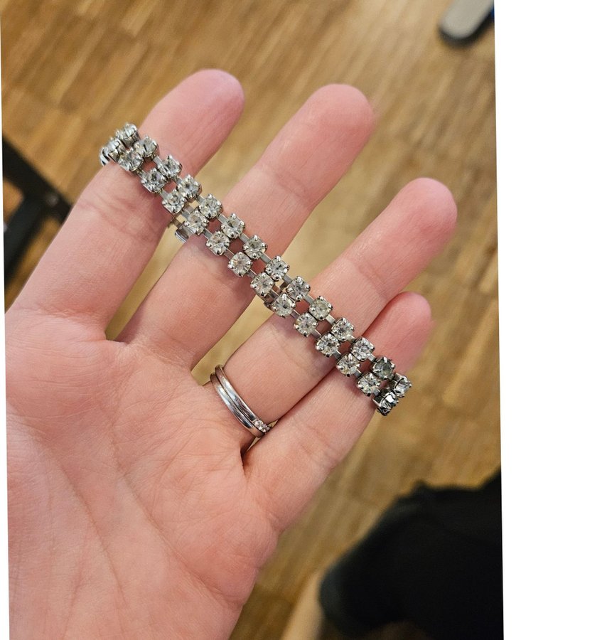 Armband i silverfärg med stenar/diamanter på