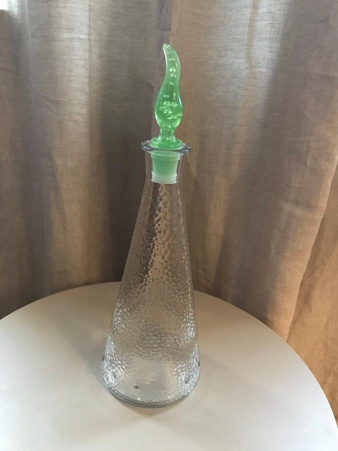 Karaff i glas med grön flaskpropp