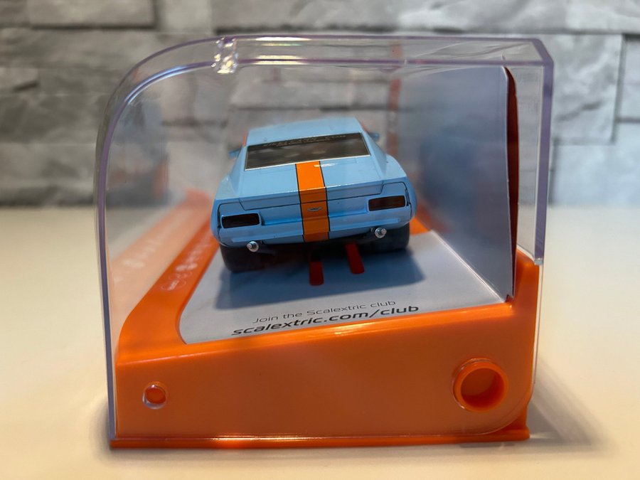 Scalextric Aston Martin V8 Gulf Edition C4209