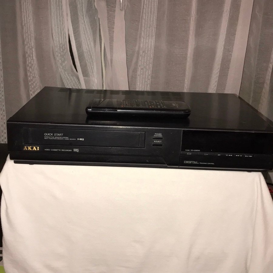 AKAI VIDEO RECORDER MED FJÄRRKONTROLL