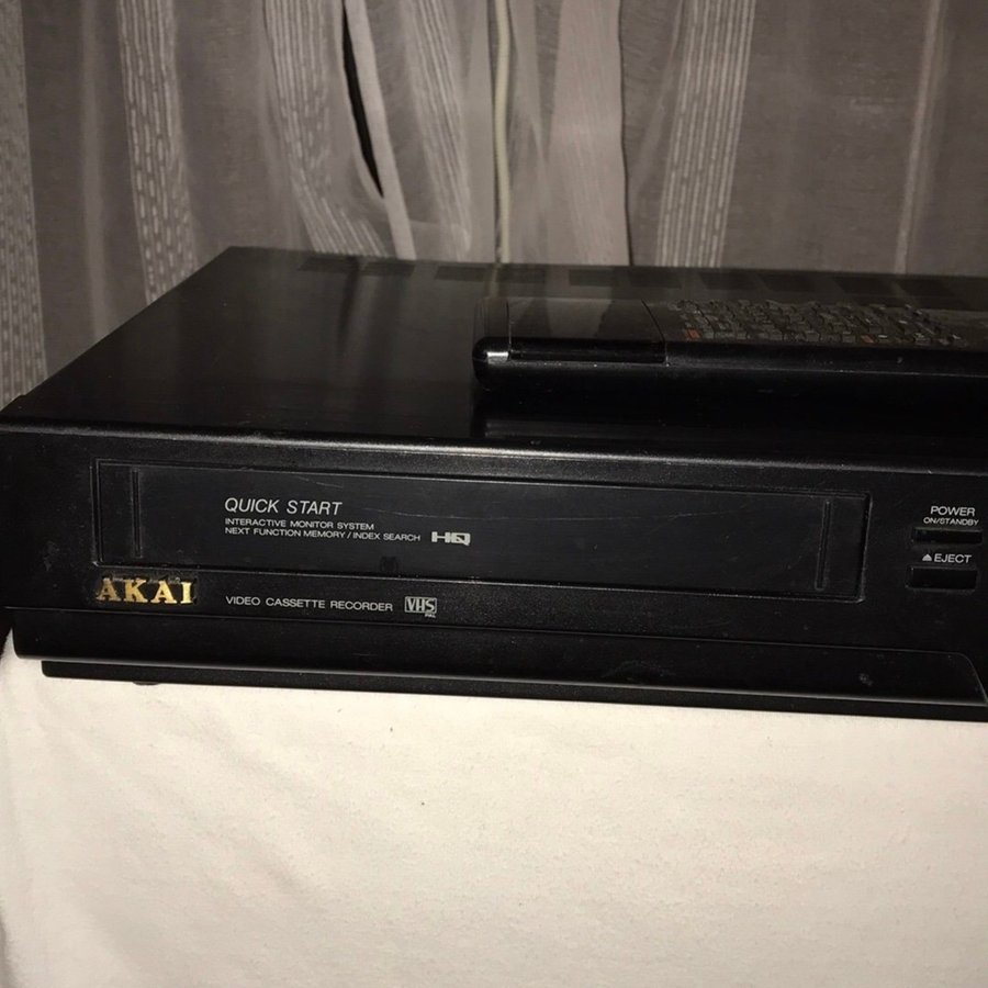 AKAI VIDEO RECORDER MED FJÄRRKONTROLL