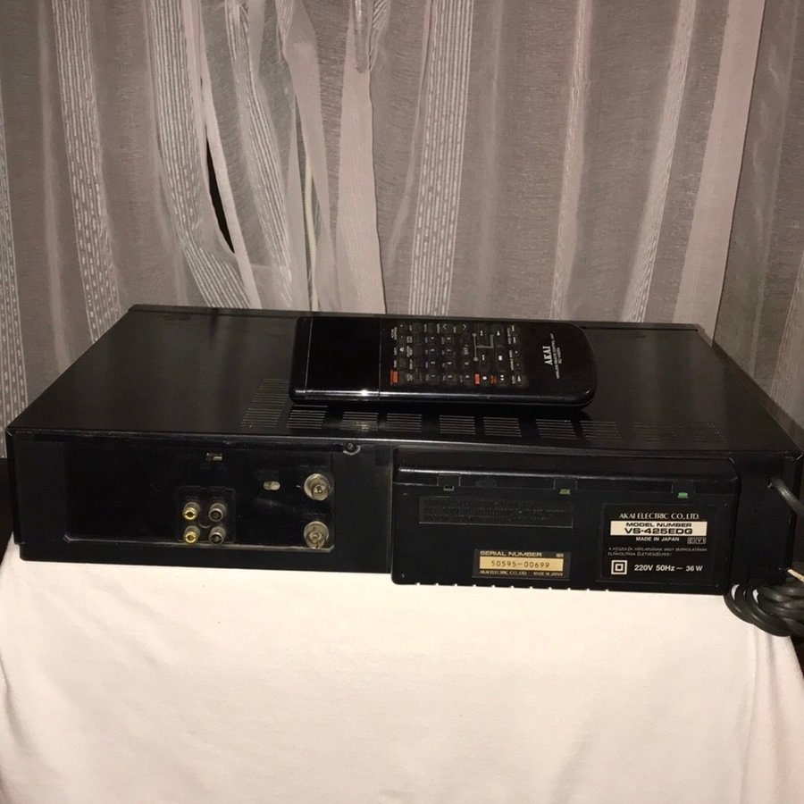 AKAI VIDEO RECORDER MED FJÄRRKONTROLL