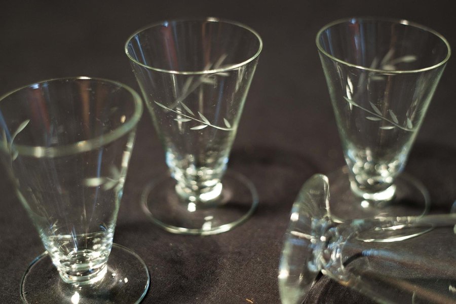 8 x äldre likörglas med etsad dekor samlare FIN snaps likör art deco