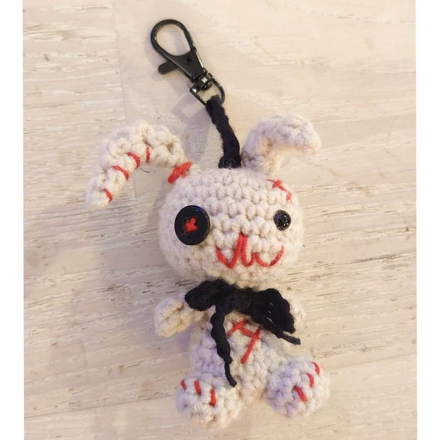 Handgjord Pokemon inspirerad amigurumi Voodoo kanin nyckelring / hänge