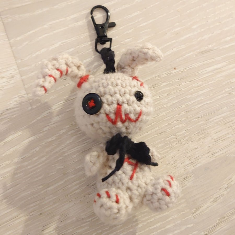 Handgjord Pokemon inspirerad amigurumi Voodoo kanin nyckelring / hänge