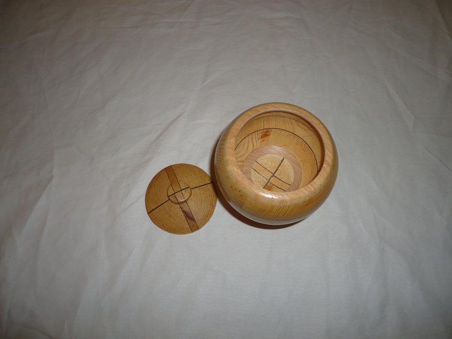 Sockerskål med lock av furu trä hemslöjd pine wood sugar bowl with lid