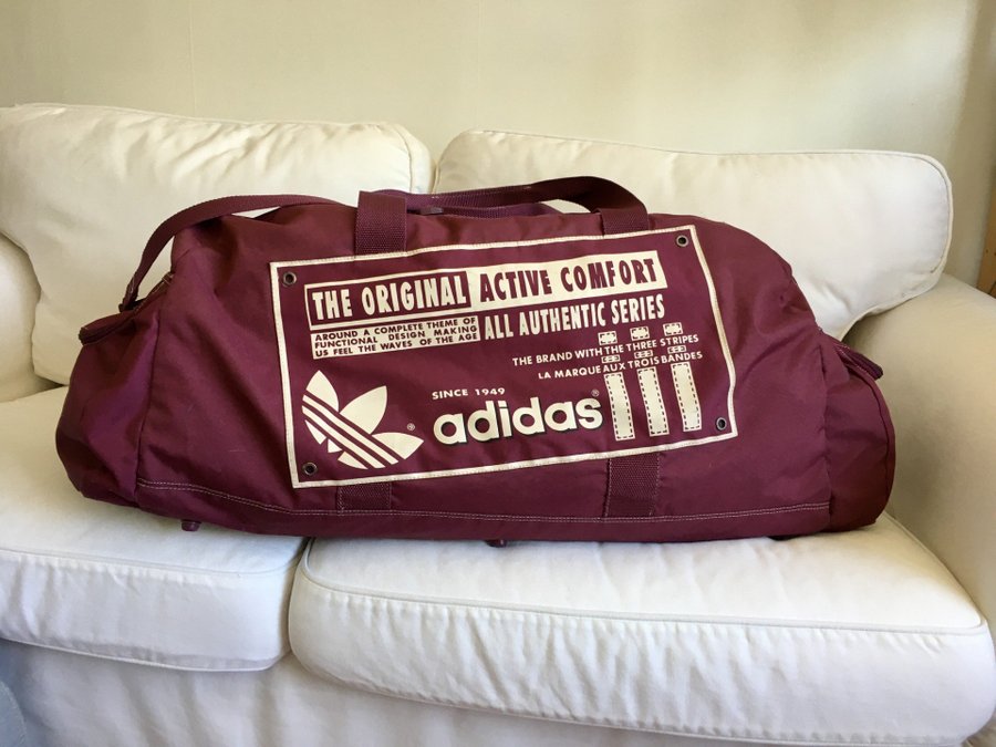 Adidas väska  Mått: 80 x 40 x 37 cm   Mycket fint skick!