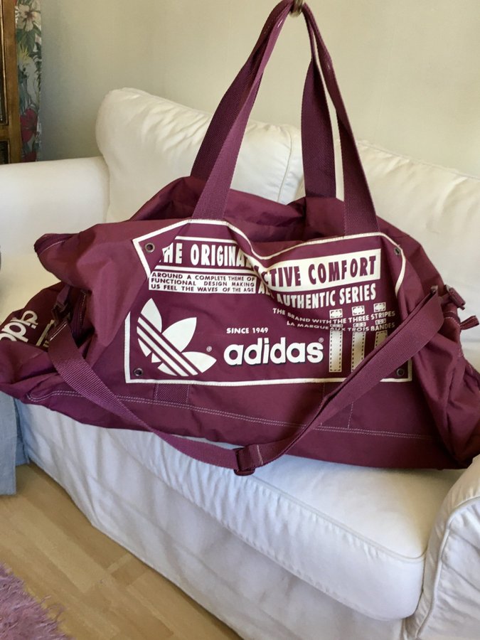 Adidas väska  Mått: 80 x 40 x 37 cm   Mycket fint skick!