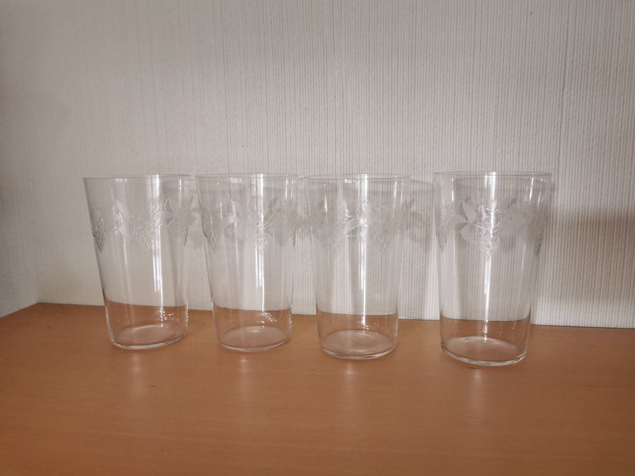 Äldre vattenglas/ ölglas/glas 4 st. med slipade vinranka motiv, vintage