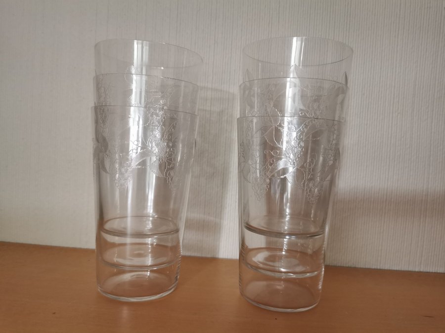 Äldre vattenglas/ ölglas/glas 4 st. med slipade vinranka motiv, vintage