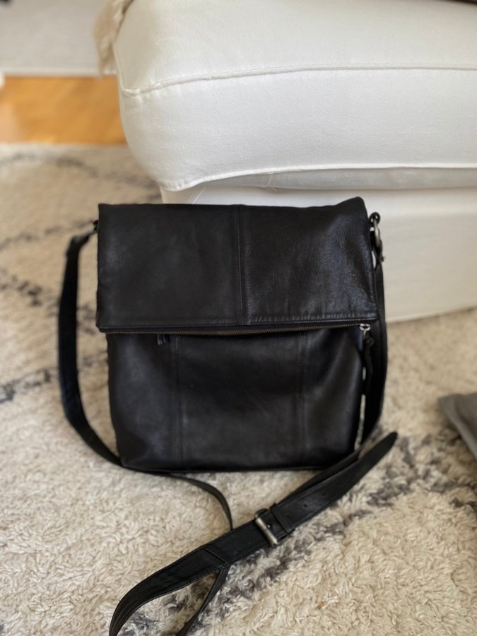 Äkta Skinnväska Messengerbag Unisex rymlig Åhléns