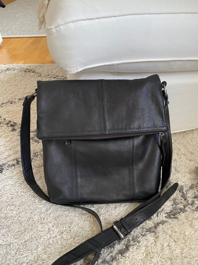 Äkta Skinnväska Messengerbag Unisex rymlig Åhléns