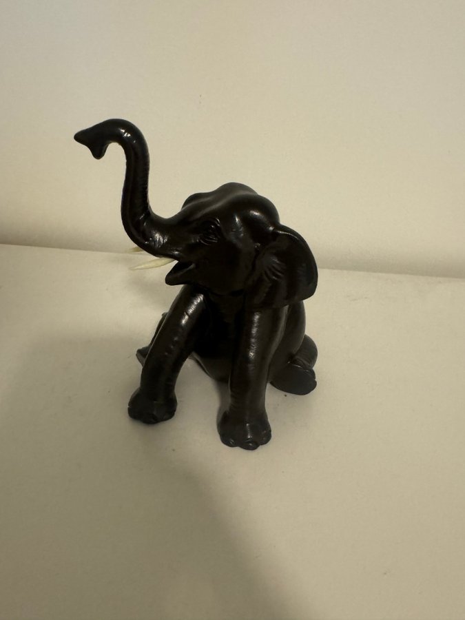 Elefant figurin i keramik