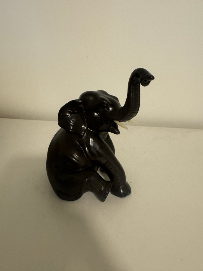 Elefant figurin i keramik