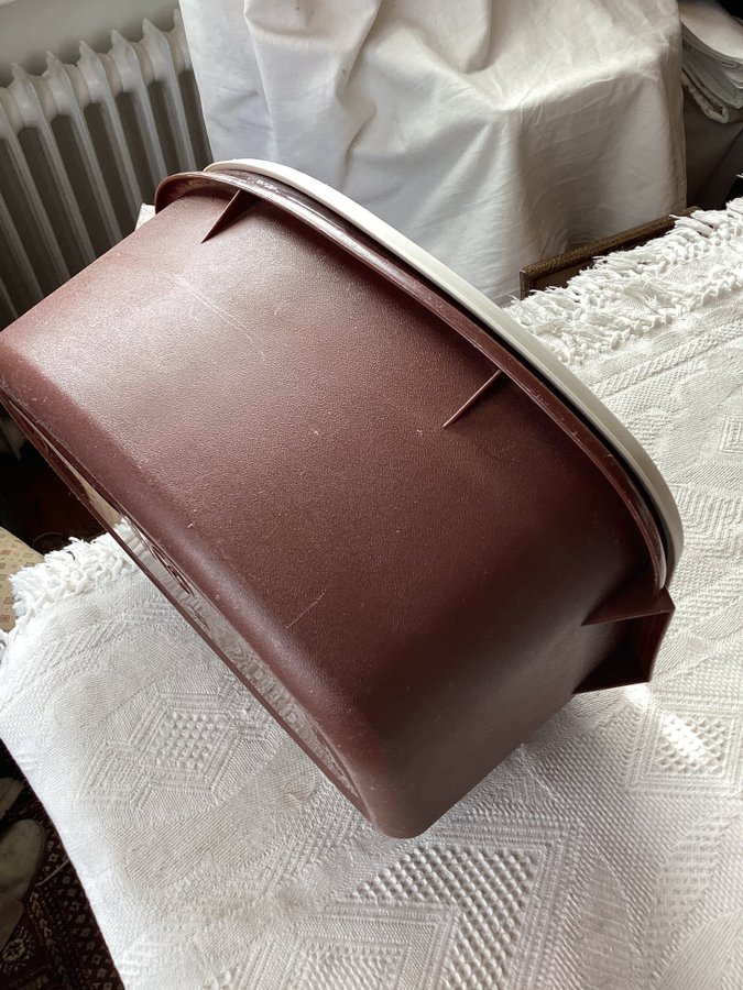 Tupperware stor burk med lock brödburk? Retro färg