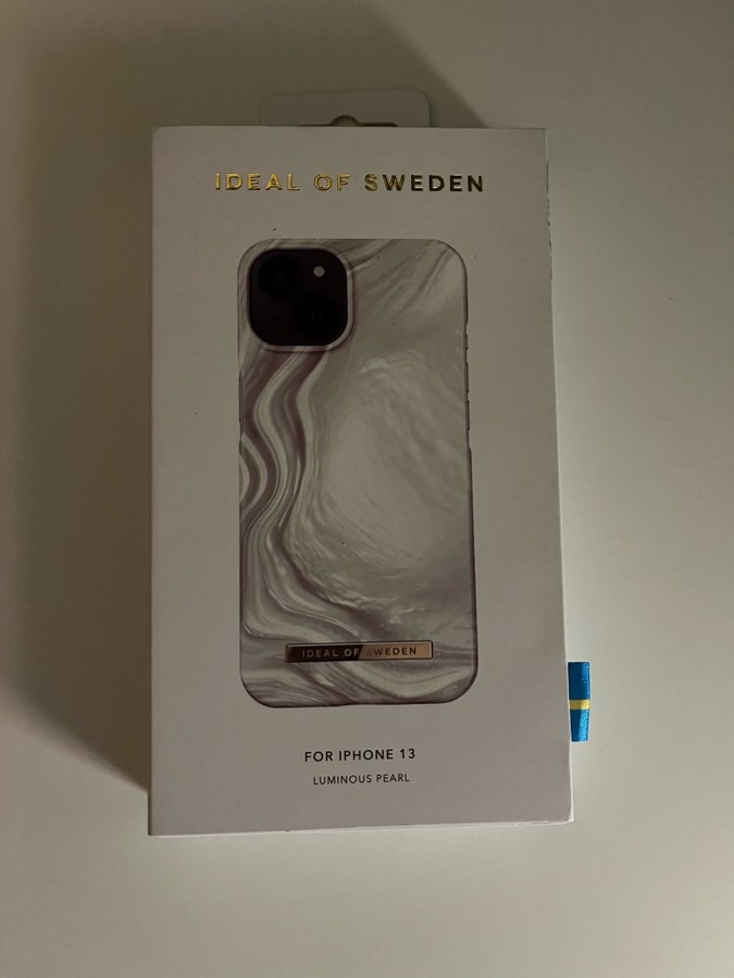 NYTT!! ”Ideal of Sweden” iPhone 13 Skal (Luminous Pearl)