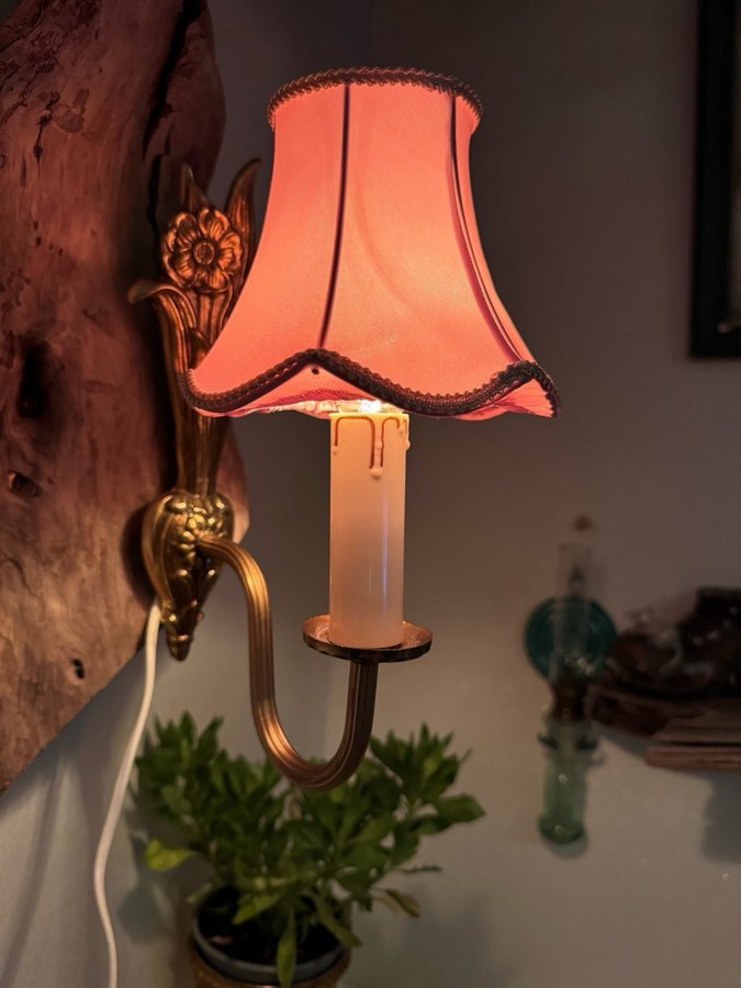 Vägglampa/ sänglampa/ gjuten mässing/ lampett/ satin/ rosa/ tyg/ skärm/ stämplad