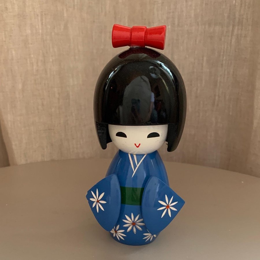 Japansk flicka/docka figurin i trä Kokeshi