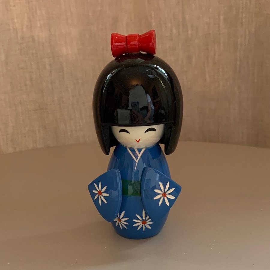 Japansk flicka/docka Kokeshi figurin i trä