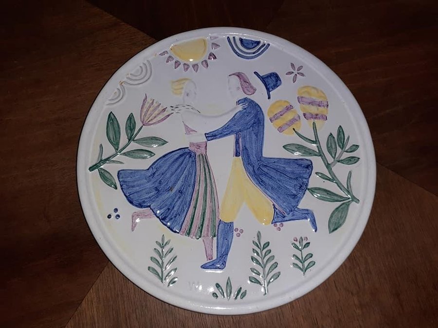 Nittsjö Sweden Handmålad keramiktavla dansande par i folkdräkt