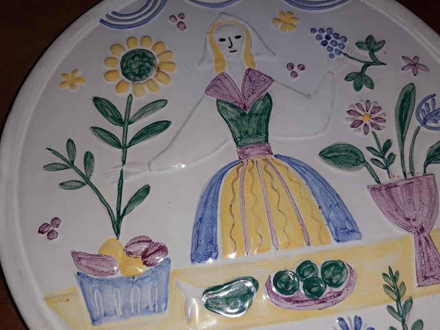 Nittsjö Sweden Handmålad keramiktavla Flicka i folkdräkt