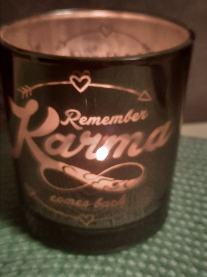 Ljuslykta med texten "Remember Karma comes back"