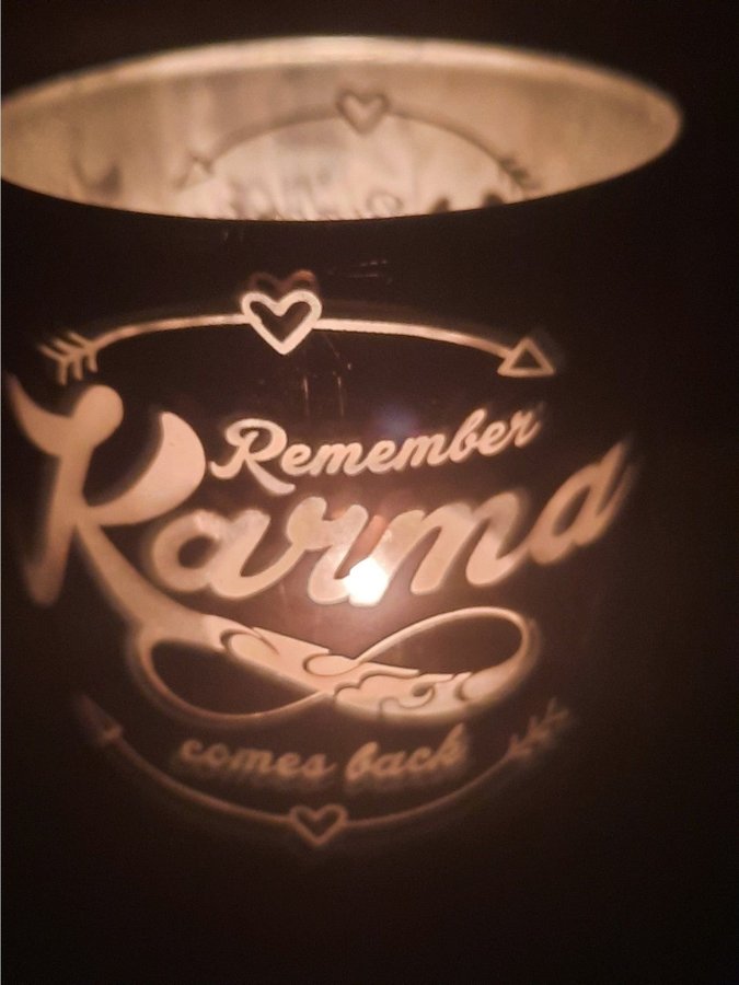 Ljuslykta med texten "Remember Karma comes back"