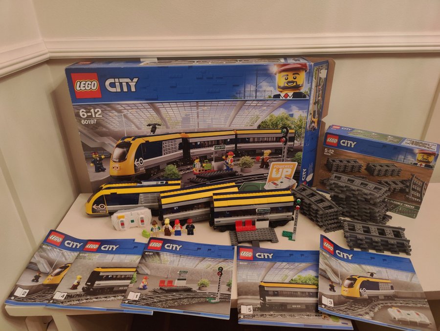 LEGO City 60197 Passagerartåg med spår