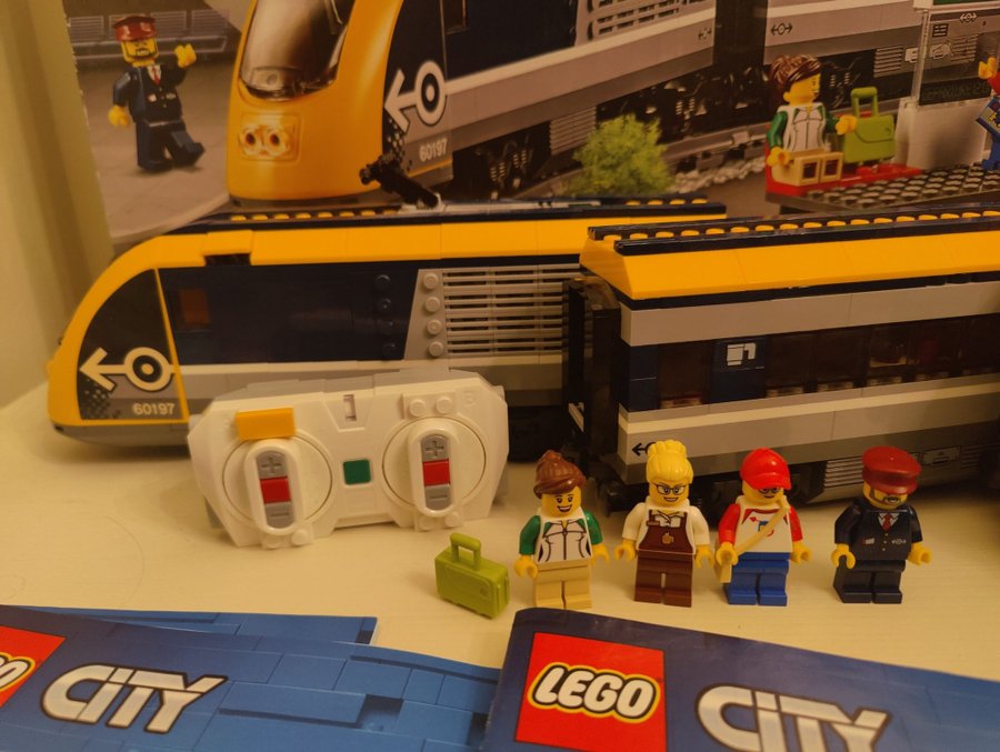 LEGO City 60197 Passagerartåg med spår