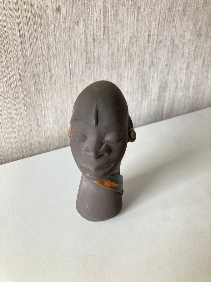 Afrikansk kvinna med kopparhalsband från Jaap Ravelli Pottery, Nederländerna