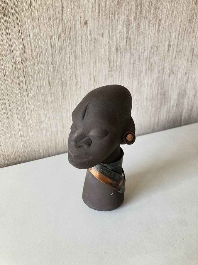 Afrikansk kvinna med kopparhalsband från Jaap Ravelli Pottery, Nederländerna