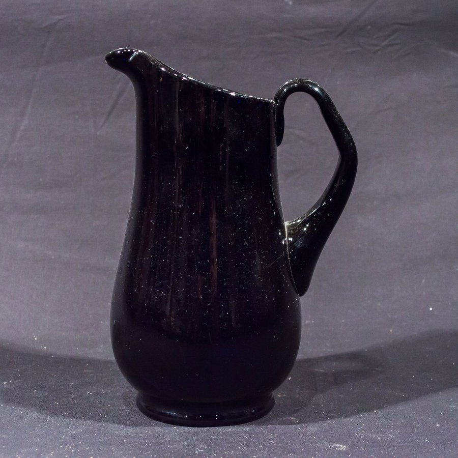 Glaskanna mörkblått glas 1800-tal