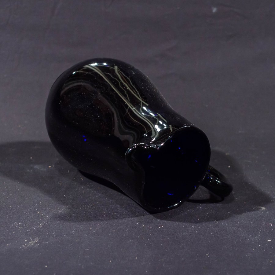 Glaskanna mörkblått glas 1800-tal
