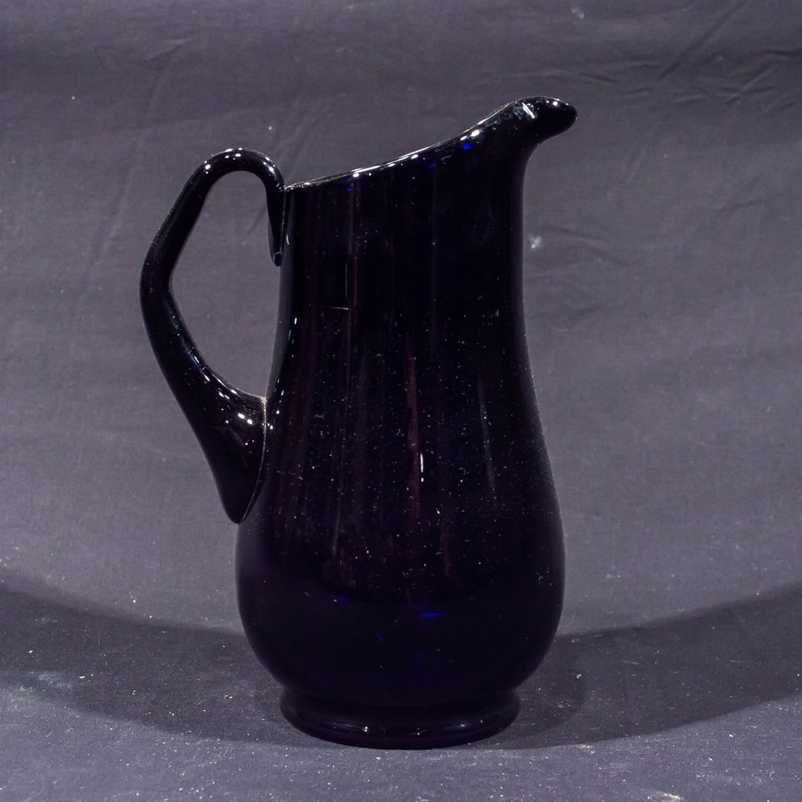 Glaskanna mörkblått glas 1800-tal