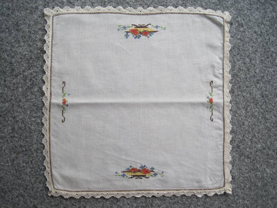 Vintage broderad duk med spetskant