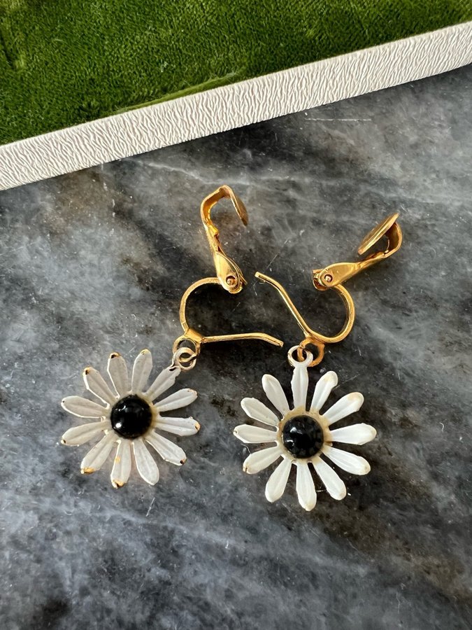 Unika vintage clip-on örhängen med blommor