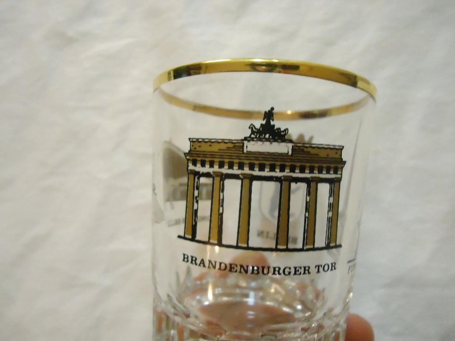 Glas från Berlin med motiv från platser i staden