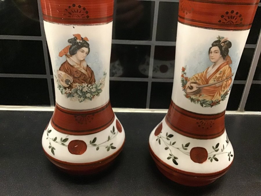 Två stycken vackra vaser med japanskt motiv 1880-1890 talet glas