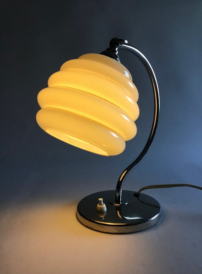 Vacker Svensk Art Deco bordslampa vägglampa med glaskupa och metall arm