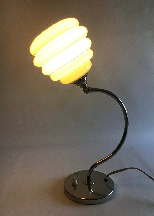 Vacker Svensk Art Deco bordslampa vägglampa med glaskupa och metall arm