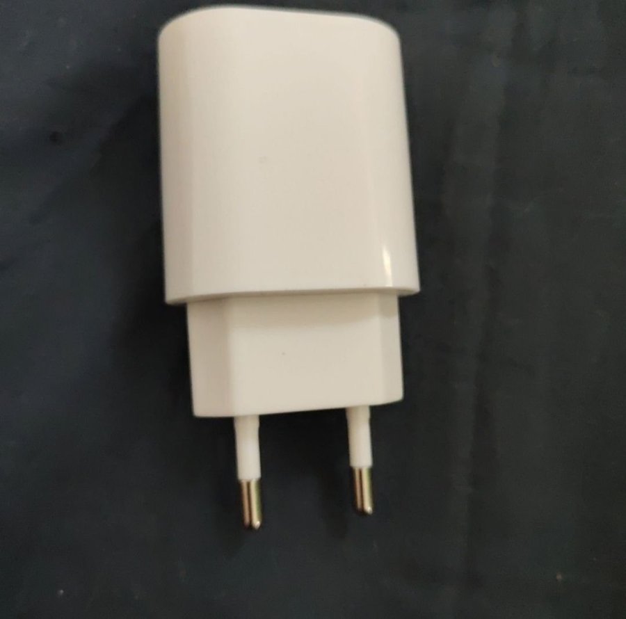 Ny, oanvända strömadapter (USB A)