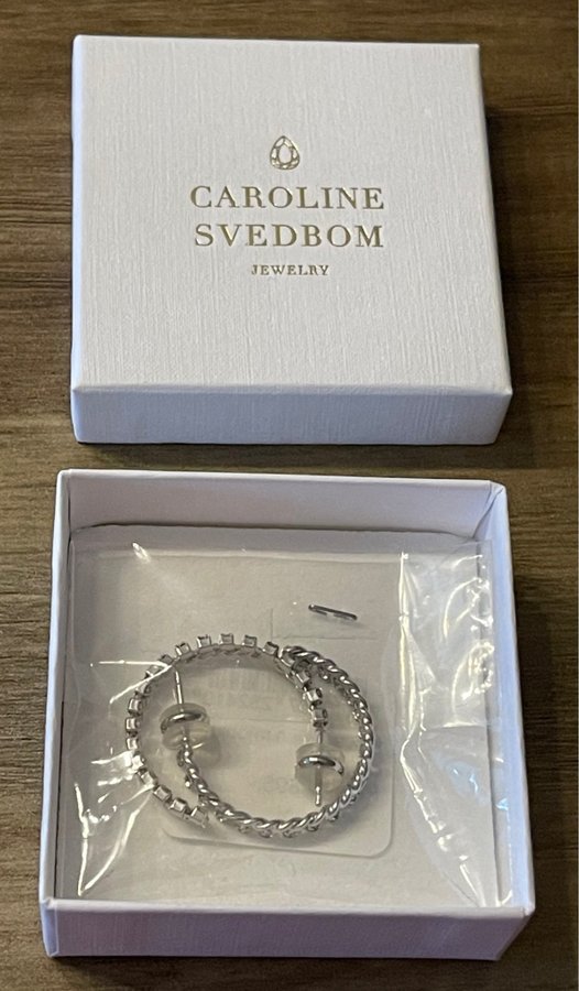 Caroline Svedbom örhängen modell Kaia rhodium silver NYA