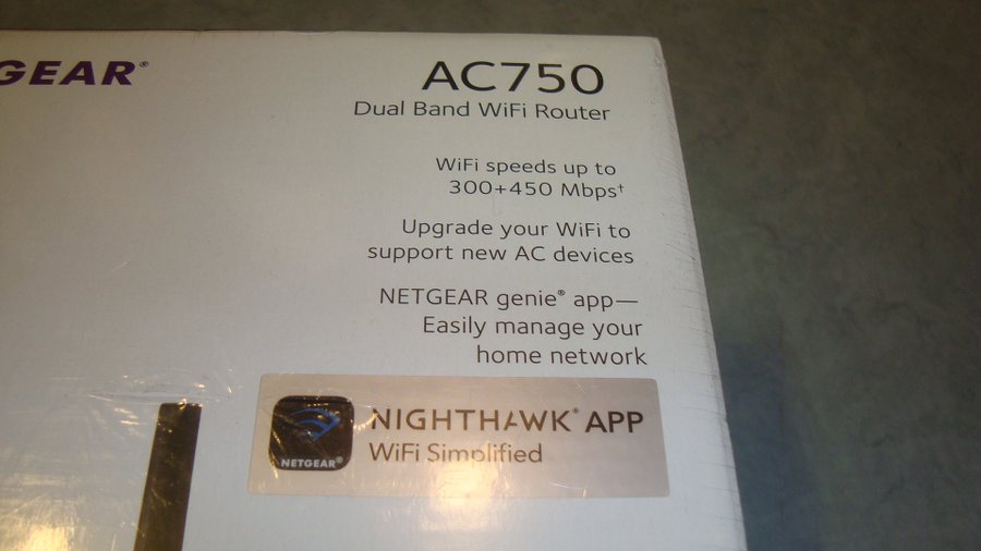 Netgear AC750 Dual Band WiFi Router - speeds up to 300+450Mbps† Oöppnad inplasta