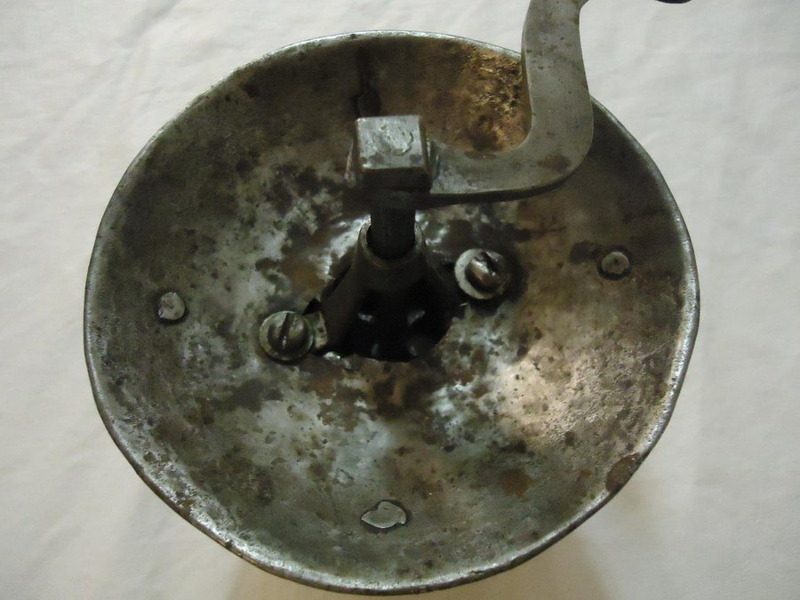 Antik Vintage Kvarn av metall 14 cm djup 115 cm höjd